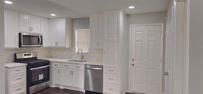 Building Photo - 9406 Chesterfield Dr