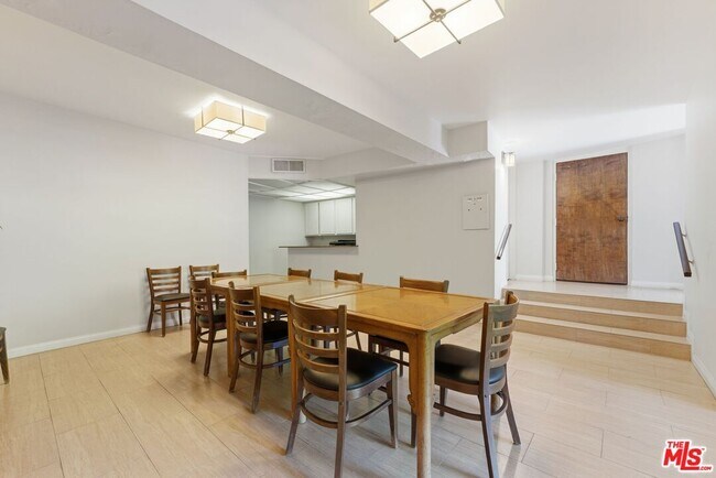 Building Photo - 1315 S Roxbury Dr