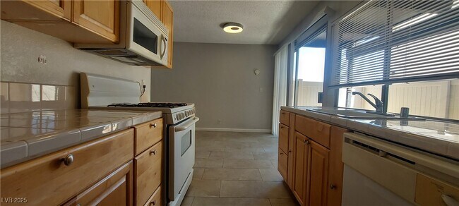 Building Photo - 1420 E Vegas Valley Dr