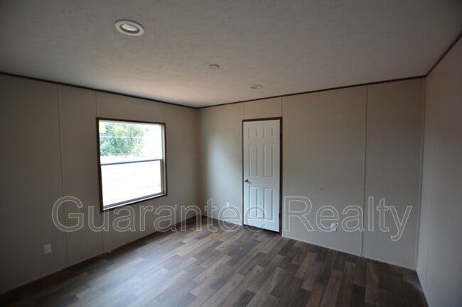 Building Photo - 725 N Chestnut Rd