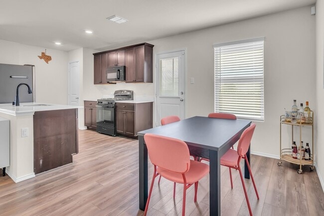 Building Photo - 209 Wishbone Ln