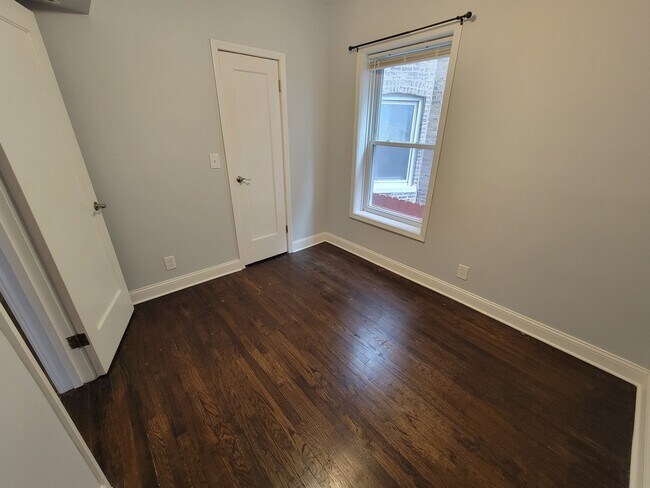 Building Photo - 4849 N Sawyer Ave