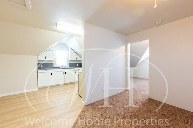 Building Photo - Spacious Attic Apartment Close to WWU