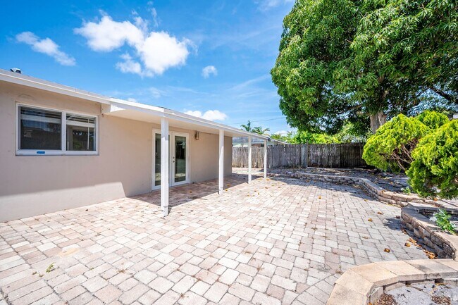 Building Photo - 2100 N Seacrest Blvd