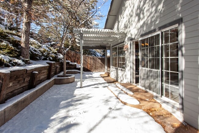 Building Photo - 3654 Hemlock Way