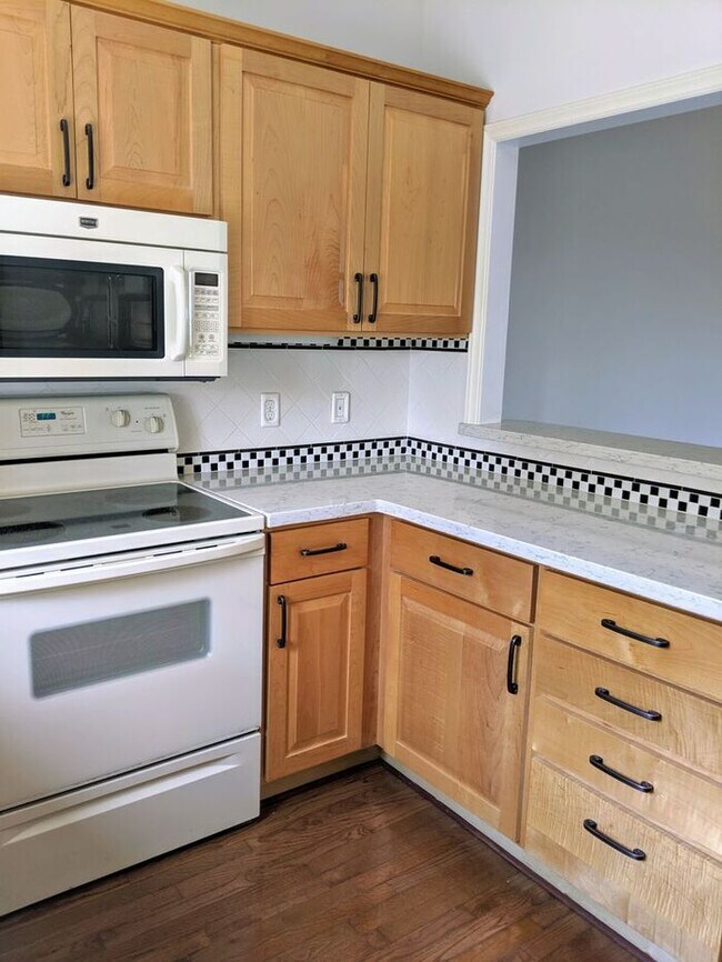 Building Photo - Condo Rental in Great Asheville Location!