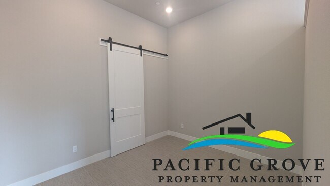 Building Photo - Stylish New Studio with Modern Finishes in Marina