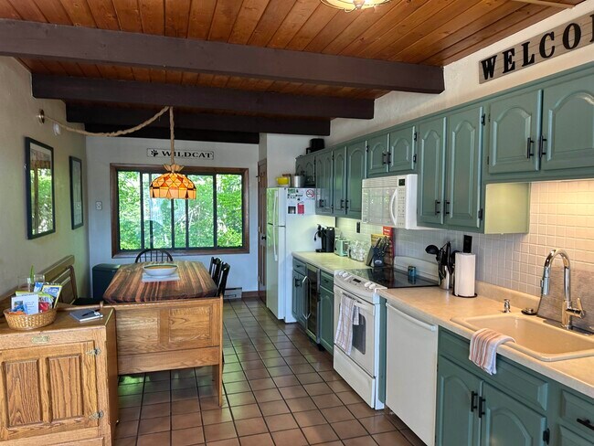 Building Photo - 44 Linderhof Golf Course Rd