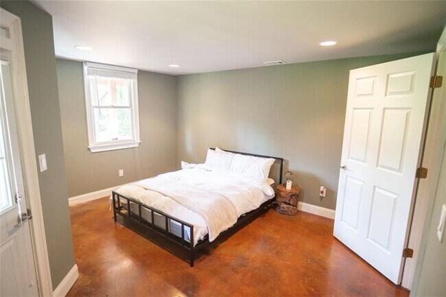 Building Photo - 3239 Mill Chase Cir SE