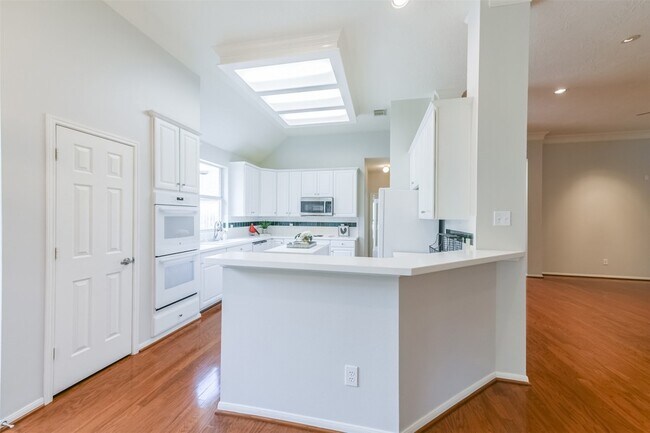 Building Photo - 14610 Farrawood Dr