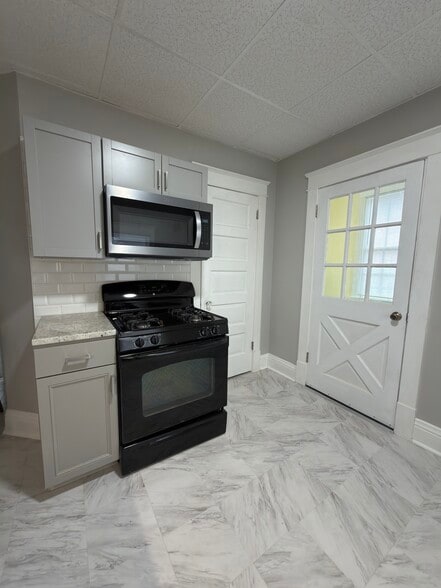 Kitchen - 119 E Raspberry St