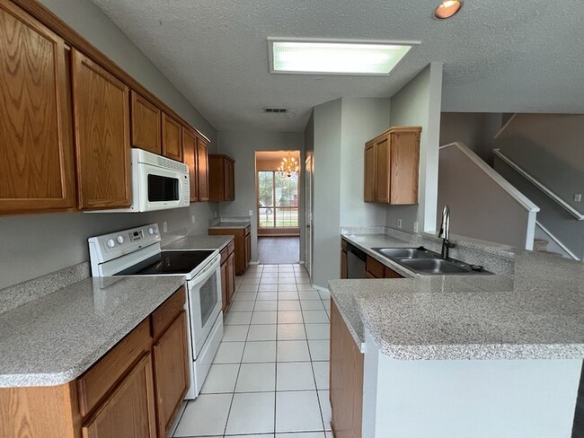 Building Photo - 2805 Crater Lake Ln