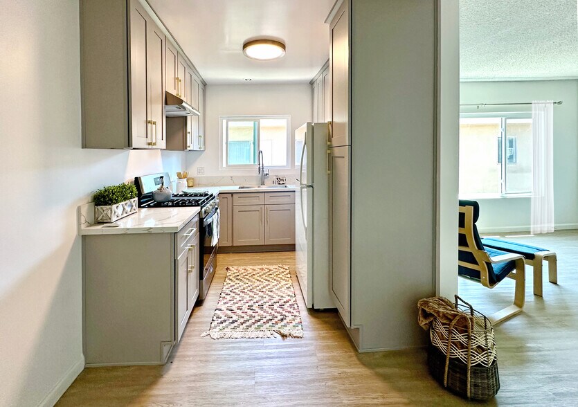 Building Photo - 14315 Chandler Blvd