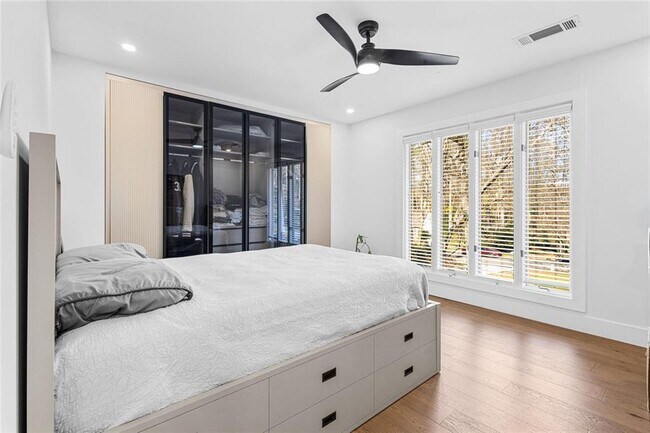 Building Photo - 915 Lost Forest Dr NW