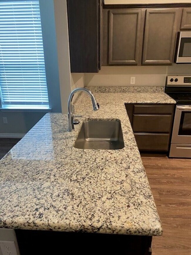 Building Photo - Great Location!