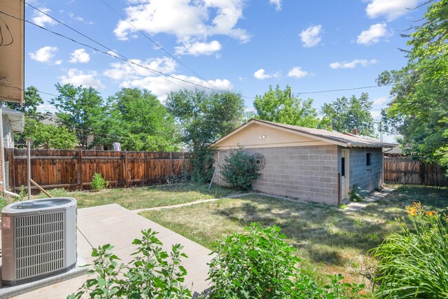 Building Photo - Craftsman brick Highlands home with fenced...