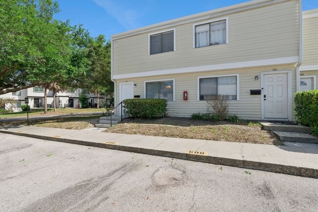 Building Photo - Beautifully Updated 2BR/1.5BA Altamonte Springs Townhome with Modern Finishes