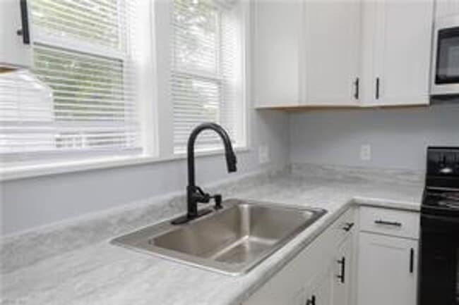 Building Photo - Renovated 3 bed, 1.5 bath Single-Family