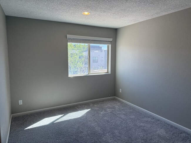 Building Photo - 6624 Yawkey Way NE