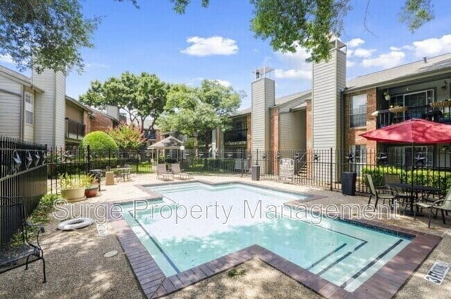 Building Photo - 18333 Roehampton Dr