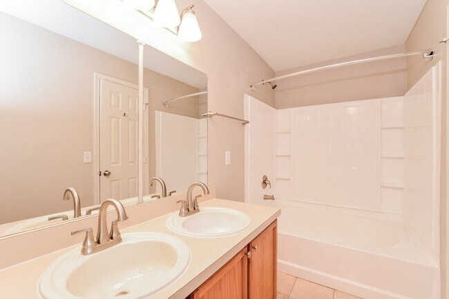 Building Photo - 165 Walnut Crest Run