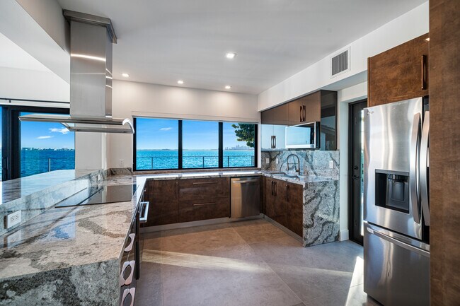 Building Photo - 1351 Bay Terrace