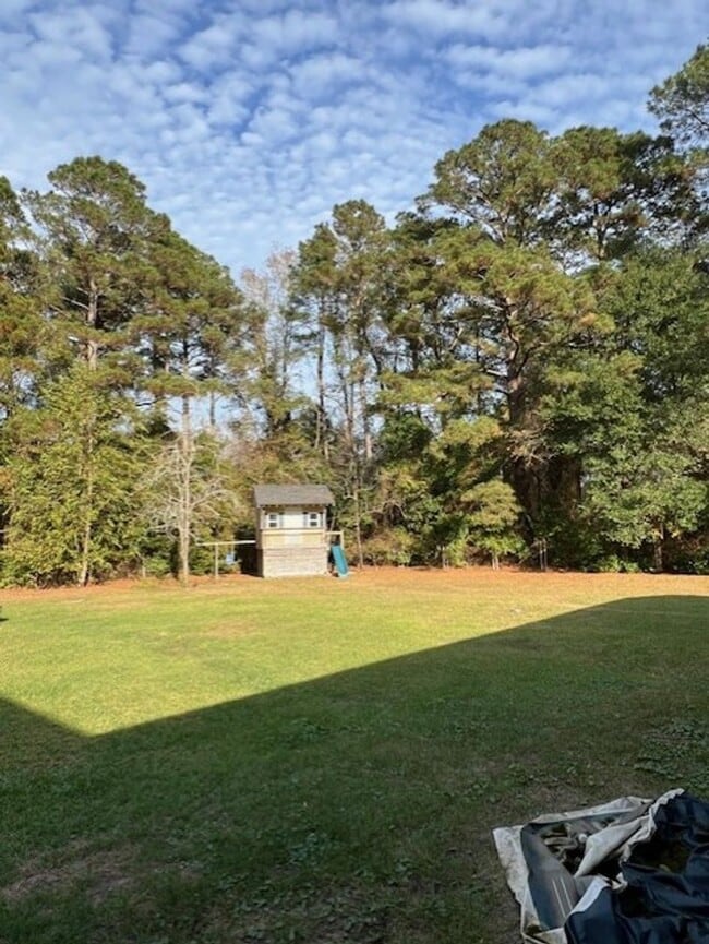 Building Photo - 3 Bedroom 3 Full Bath on 2 Acres