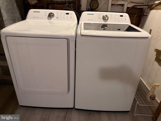 Building Photo - 905 W Poplar Rd