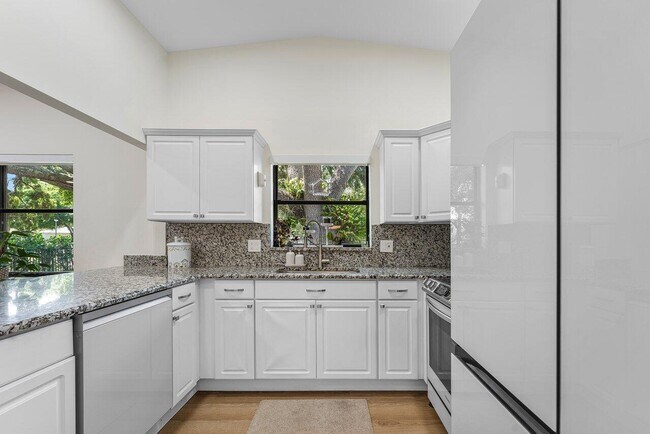 Building Photo - 1048 Raintree Dr
