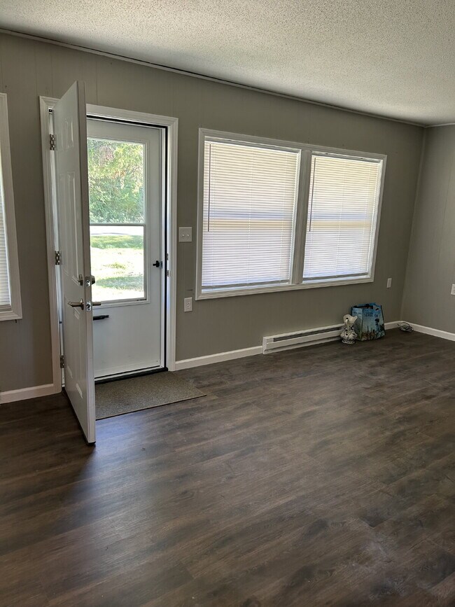 Building Photo - Updated apartment in Green Ridge, MO!