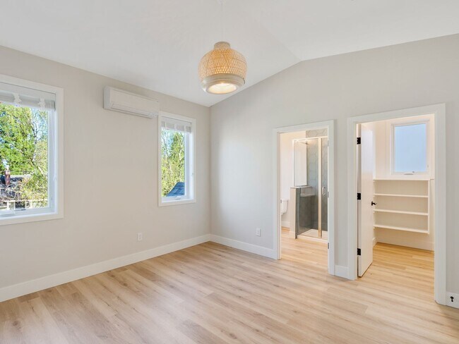 Building Photo - 3bed/2.5 Bath Duplex Unit New Construction...