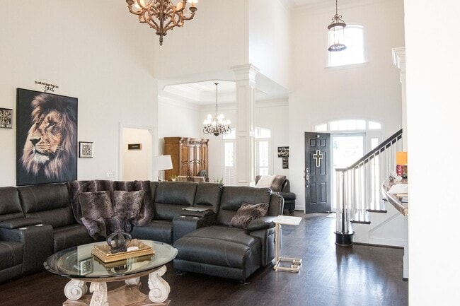 Building Photo - Luxury Living w/ Pool In Brentwood!
