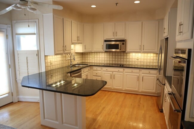 Building Photo - Gorgeous Large 4 level TH in the best Nort...