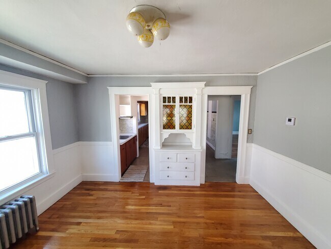 Building Photo - 135 Mills St