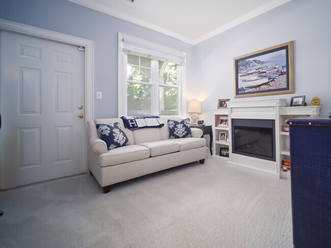 Building Photo - "Charming 3-Bedroom Condo with Cozy Fireplace - 1404 Sq Ft of Comfort in Prime NC Location!"