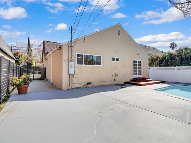 Building Photo - 203 S Stanley Dr