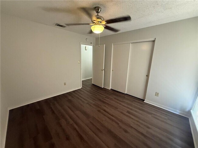 Building Photo - 1513 Deerwood Dr E