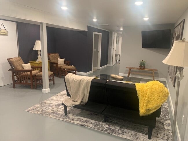 Building Photo - 2709 Highland Dr