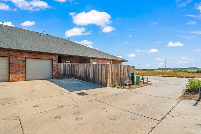 Building Photo - Beautiful Townhome Located South of Town N...