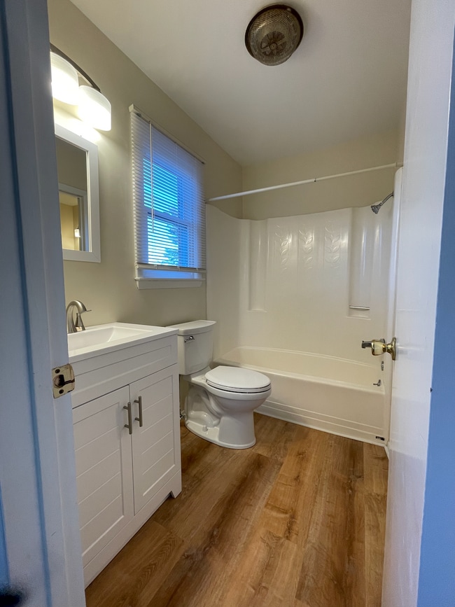 Building Photo - 418 Hillcrest Dr