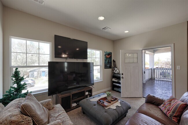 Building Photo - 1122 Detroit St