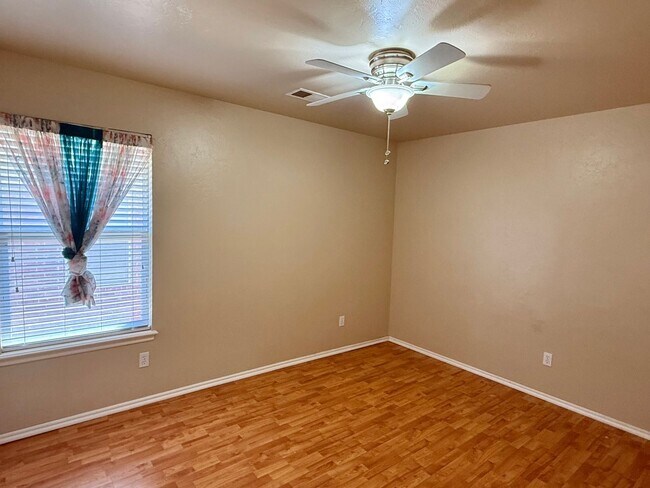 Building Photo - Great 3 Bed 2 Bath With Study In Edmond