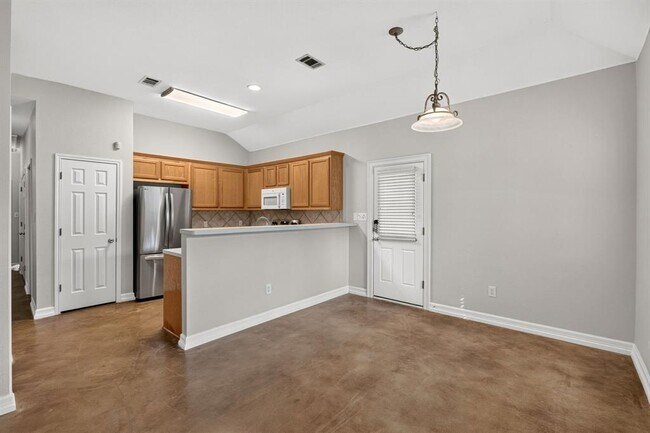 Building Photo - 1002 Castile Rd