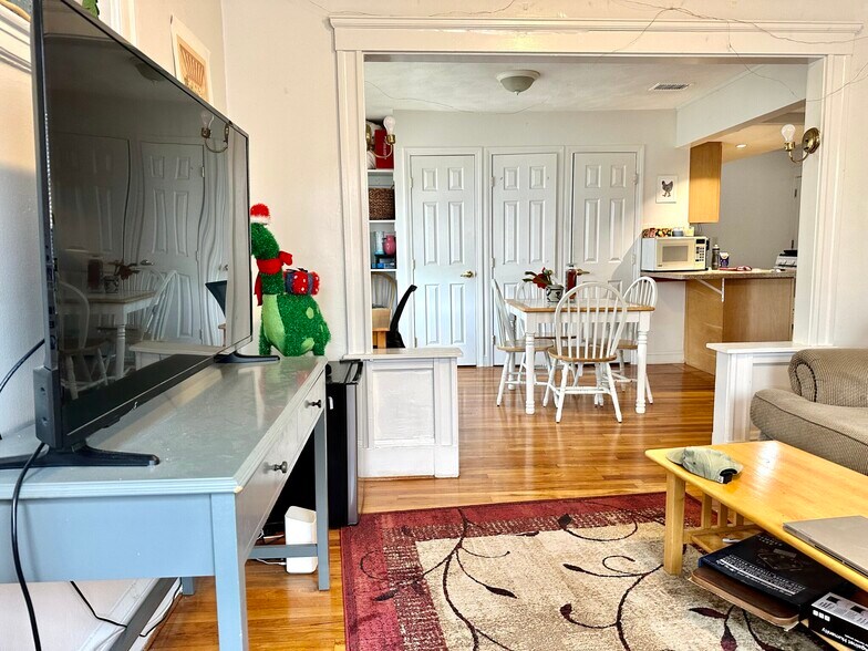 Building Photo - 223-225 Summer St. Unit 3L