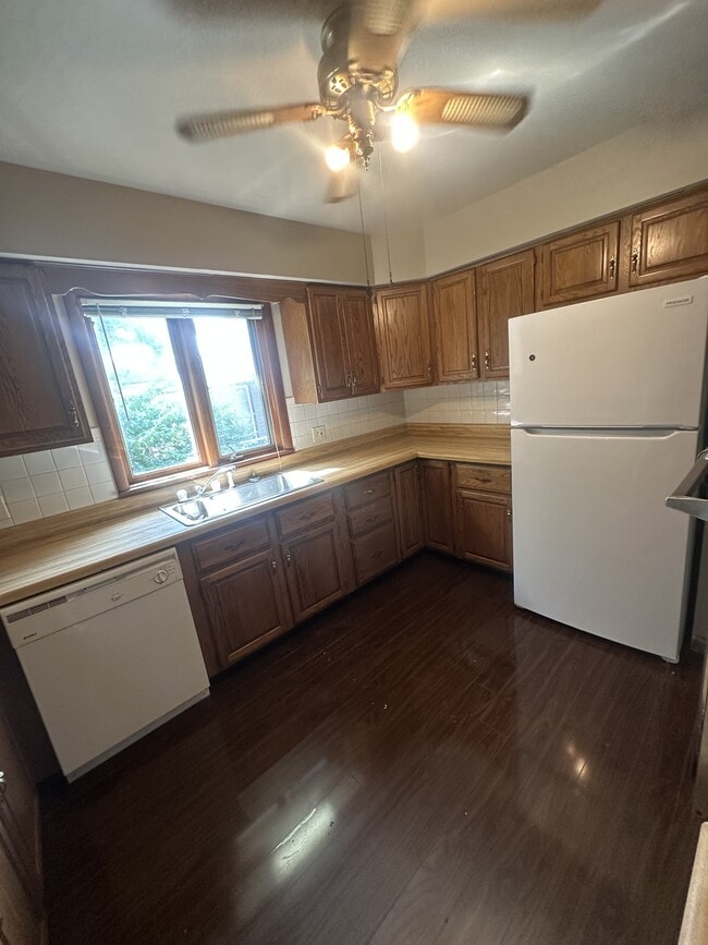 Building Photo - 525 Pettit Ave