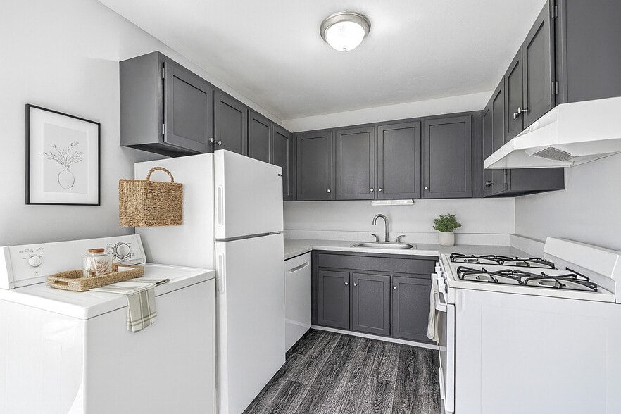 Building Photo - Lakeside Villas