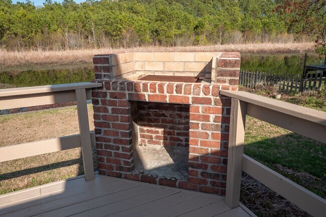 Building Photo - Beautiful Ranch in Pine Meadows | Water View