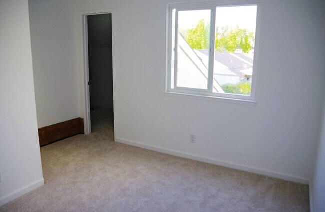 Building Photo - Virginia Hills-3 BR, 2.5 Bath Townhome wit...