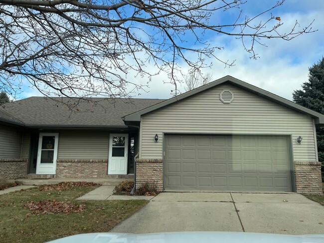 Building Photo - 732 Meadow Park Dr