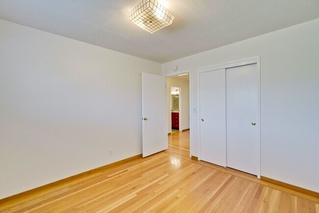 Building Photo - 5097 Forest Glen Dr